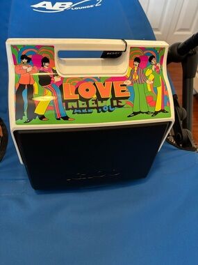 Igloo 'Love' Retro Portable Cooler - White & Navy